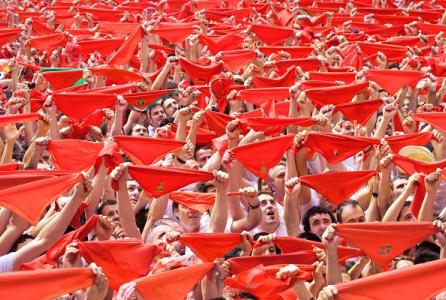 Pañuelos rojos en alto, en del chupinazo en la Plaza Consistorial de Pamplona