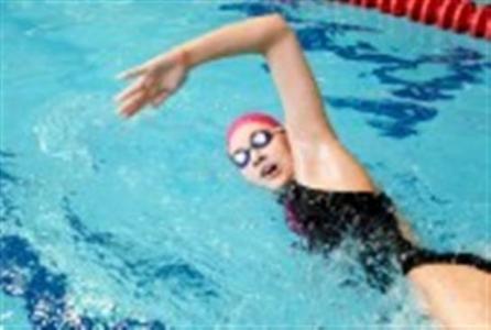 niña nadando en una piscina