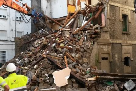 obreros derribando el edificio del grupo oscoz 12-14 en rochapea