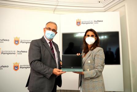 enrique maya, alcalde de pamplona, e Isabel Moreno, responsable de la Caixa, sosteniendo un ordenador chromebook para presentar la campaña tic tac 