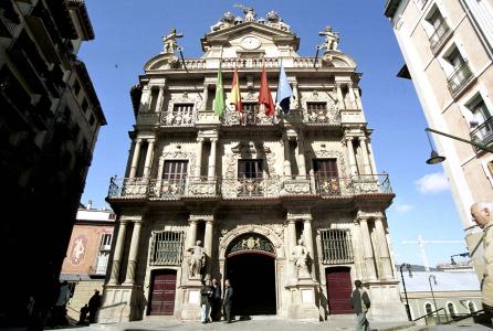 fachada del ayuntamiento de pamplona
