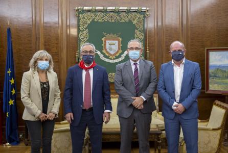 enrique maya recibe al presidente del Comité Olímpico Español