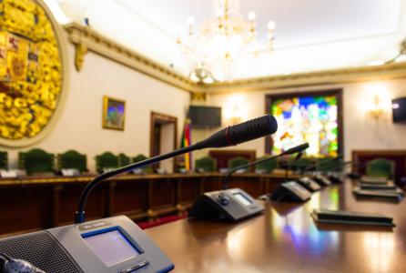 salon de plenos del ayuntamiento de pamplona
