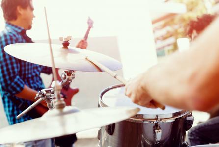 jovenes tocando instrumentos