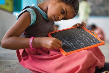 Niña aprendiendo a escribir
