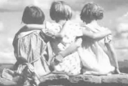 Niñas abrazadas 