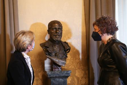Busto Gayarre entrega