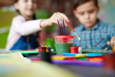 Niños pintando
