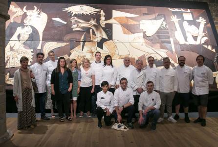 Los reposteros que han elaborado el Guernica.