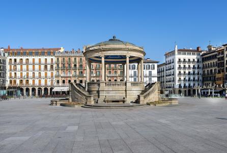 plaza_castillo_dia.jpg