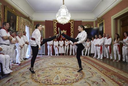 danza en honor al hermanamiento con Bayona