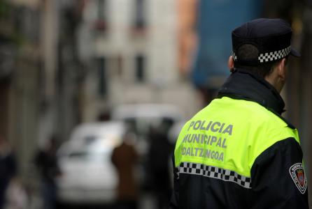 un policía municipal de espaldas