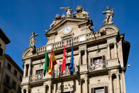 fachada del ayuntamiento de pamplona