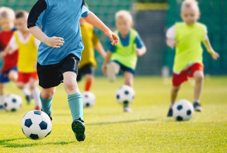 Niños jugando a fútbol
