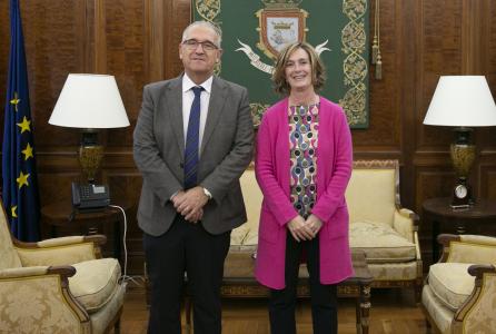 El alcalde de Pamplona y la directora de la UNED
