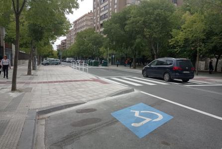 Entorno escolar con plaza de aparcamiento especial