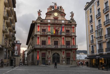 fachada del ayuntamiento de pamplona
