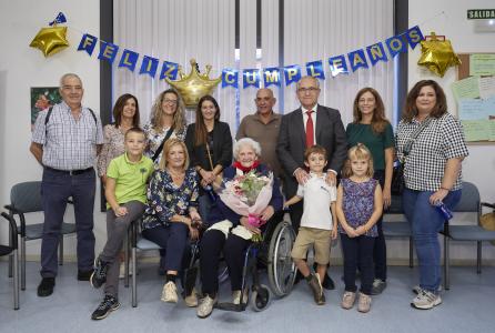 foto de familia del cumpleaños de la centenaria