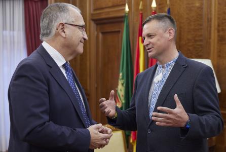 Enrique Maya habla con el Diputado de Ucrania