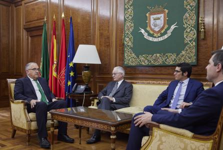 El alcalde de Pamplona sentado en un sofá con el embajador de Ecuador