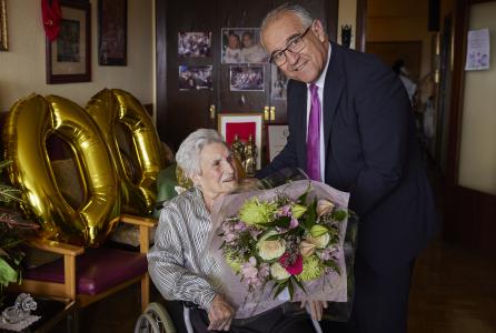 Enrique Maya felicita a Paulina Fernández