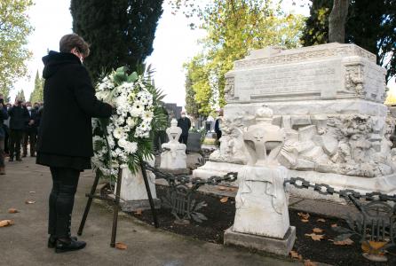 Corona de flores en el mausoleo de Sarasate