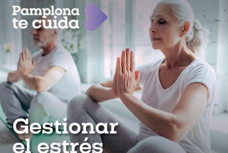dos personas mayores hacen yoga