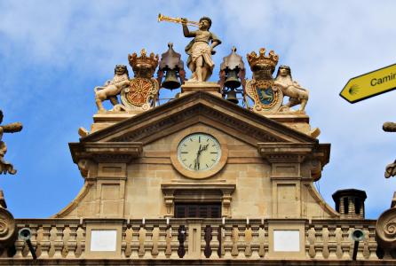 Fachada del Ayuntamiento con señalización del Camino de Santiago