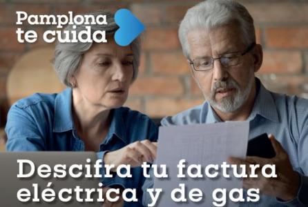 dos personas mayores miran una factura