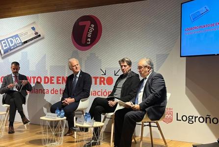 El Alcalde de Pamplona sentado en una ponencia