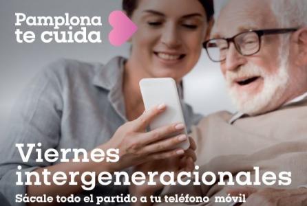 Una persona mayor atiende las explicaciones de una joven en el móvil