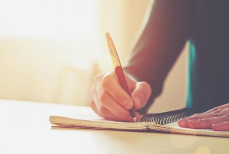persona escribiendo