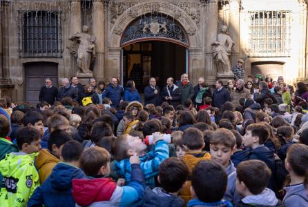 niños cantando