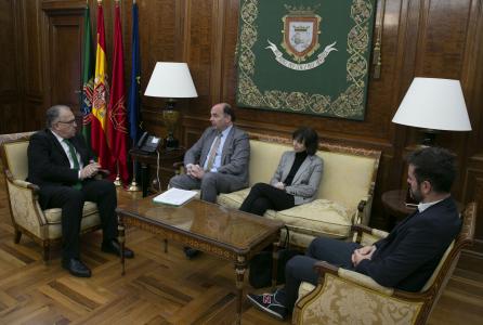 el alcalde reunido