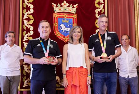 Los dos técnicos de la selección posan con la alcaldesa