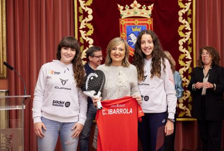 Las deportistas con la alcaldesa