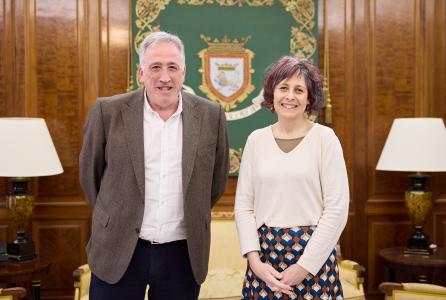 Reunión del alcalde Joseba Asiron con la consejera de Cultura Rebeca Esnaola
