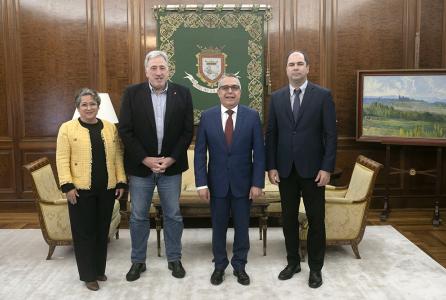 encuentro con el embajador de Cuba