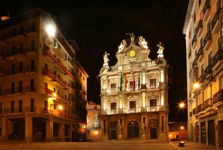 fachada iluminada amarillo
