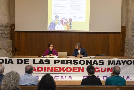 Foto charla Día de los Mayores