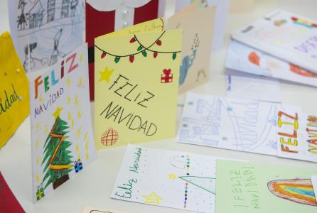 entrega de postales navideñas a mayores
