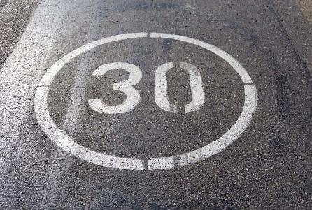 señal tráfico 30