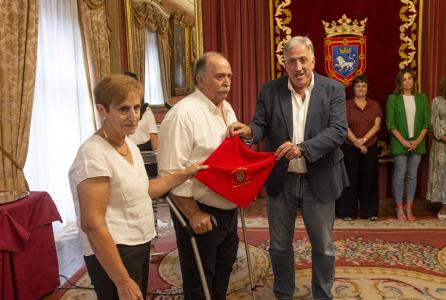 1_entrega_panuelo_a_mari_ganuza_senosiain_privilegio_union_dsc_5965.jpg
