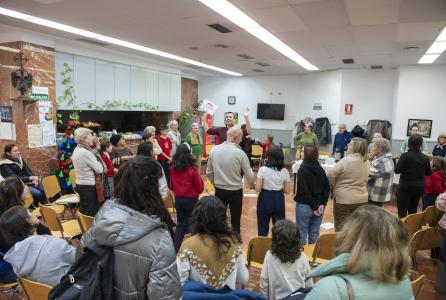 6_entrega_postales_navidenas_a_mayores_centro_convive_leyre_dsc_5545.jpg