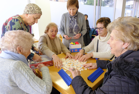 Varias personas mayores juegan una partida a cartas