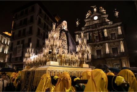 La Dolorosa a su paso por la plaza Consistorial