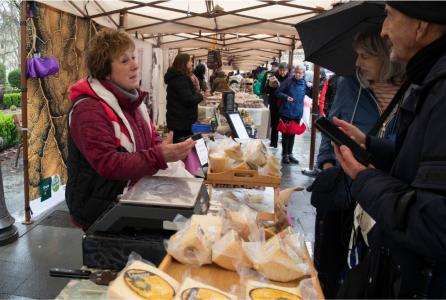 Puesto de queso en mercado del bosquecillo