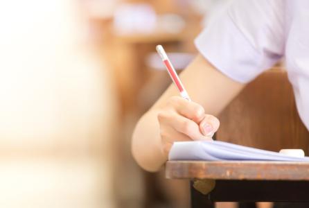 Alumno escribiendo