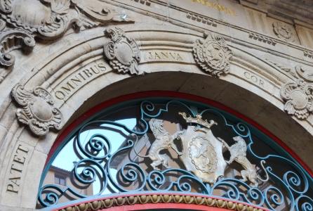 Puerta de la casa consistorial
