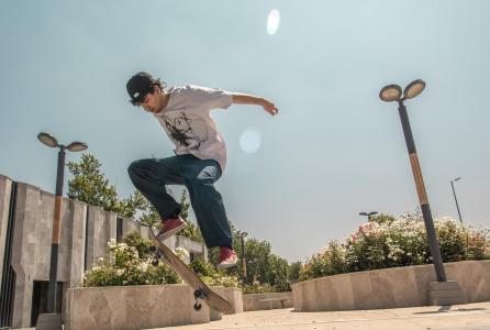 Joven saltando con su monopatín